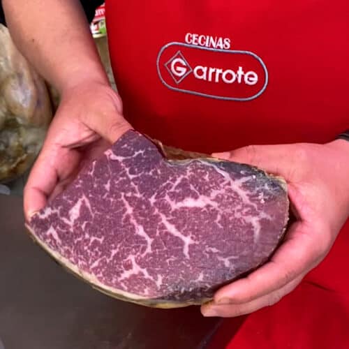 Taco de cecina premium garrote en las manos de nuestro maestro cecinero