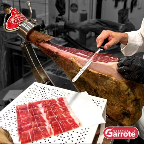 Profesional cortando jamón ibérico de cebo de campo Garrote.