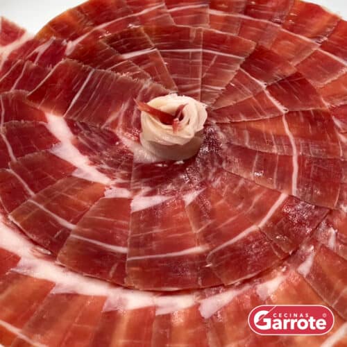 Jamón Ibérico de cebo de campo cortado a cuchillo por profesionales Garrote